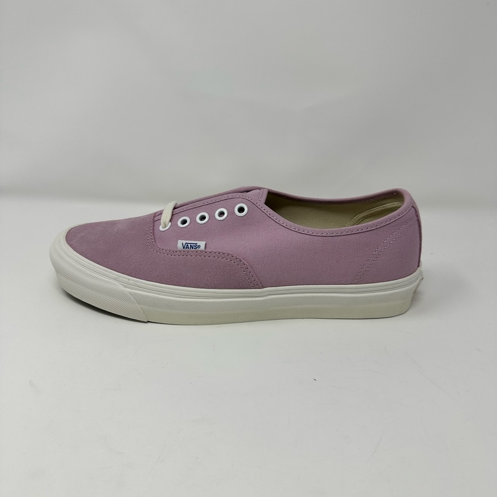 New in Box Men’s Size 10 Suede Orchid & Snow White Sneaker